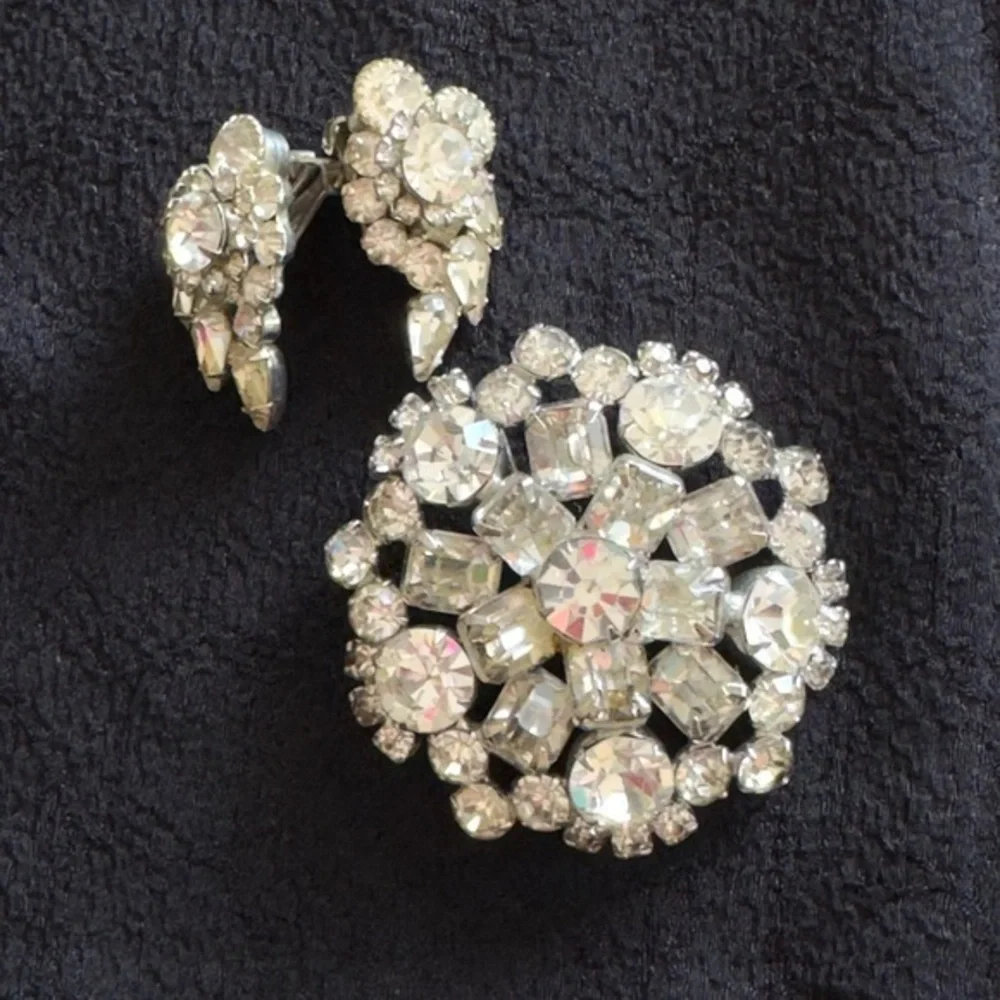 Vintage 1950s Rhinestone Brooch & Clip On Earrings Set Domed Starburst Pin